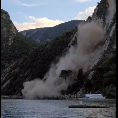 Κατολίσθηση στη Σάμο, στην περιοχή Αυλάκια, μετά τον ισχυρό σεισμό