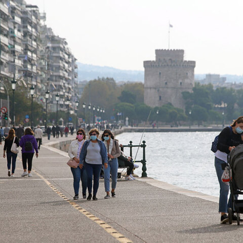 Πολίτες στη Θεσσαλονίκη περπατούν με μάσκα για τον κορωνοϊό