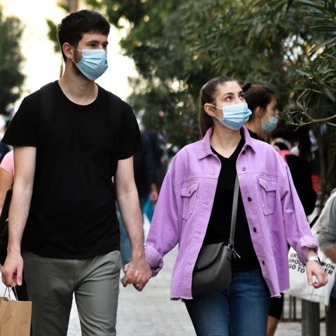 Πολίτες με μάσκα στο κέντρο της Αθήνας 