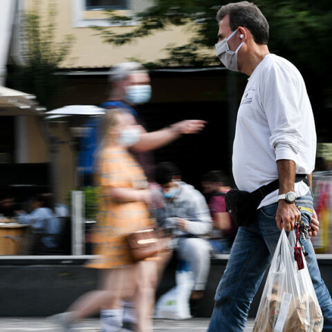 Πολίτες με μάσκα για τον κορωνοϊό στο κέντρο της Αθήνας