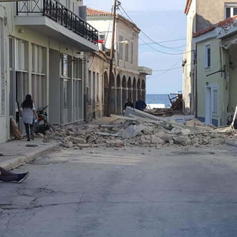 Φονικός σεισμός στη Σάμο - Καταστροφές σε δρόμο στο Καρλόβασι