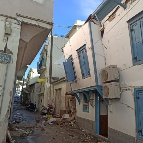 Ζημιές σε κτίρια από τον σεισμό στη Σάμο