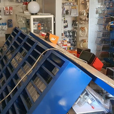 Στιγμιότυπο από τις ζημιές σε κατάστημα μετά τον σεισμό στη Σάμο