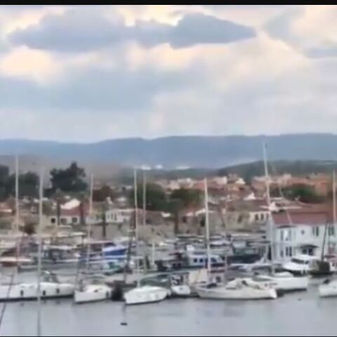 Τσουνάμι παρασέρνει ιστιοπλοϊκά στη Σμύρνη μετά τον ισχυρό σεισμό