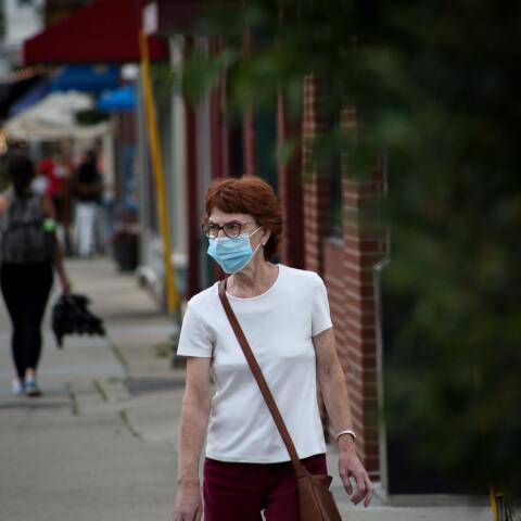 Γυναίκα με μάσκα στους δρόμους των ΗΠΑ