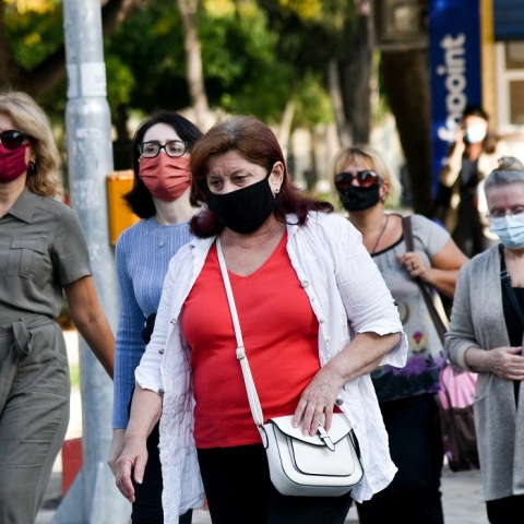 Πολίτες με μάσκα στο κέντρο της Αθήνας 