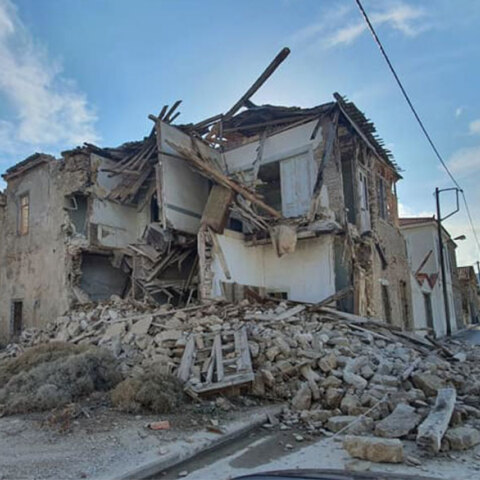 Κατεστραμμένο κτίριο στη Σάμο μετά τον φονικό σεισμό