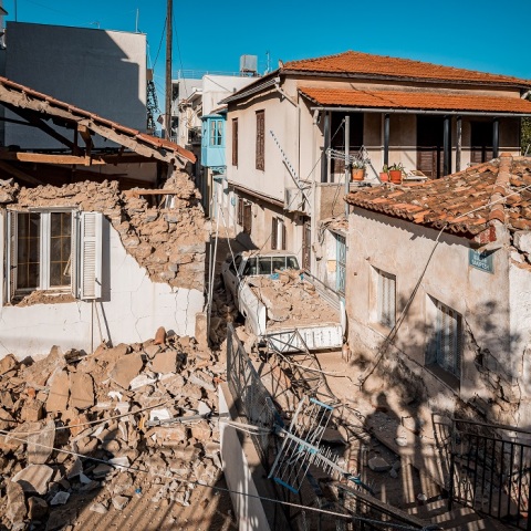 Κατεστραμμένα σπίτια από τον σεισμό στη Σάμο