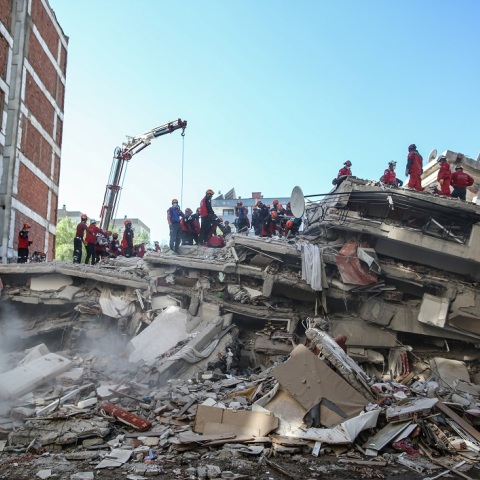 Έρευνες των σωστικών συνεργείων στα χαλάσματα κτιρίου στη Σμύρνη