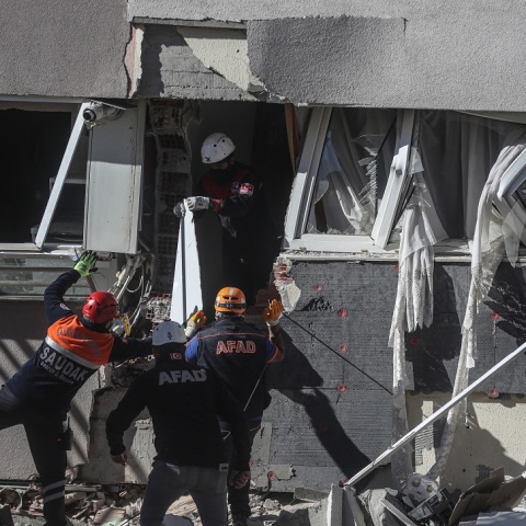 Έρευνες στα συντρίμμια για τον εντοπισμό επιζώντων στη Σμύρνη 