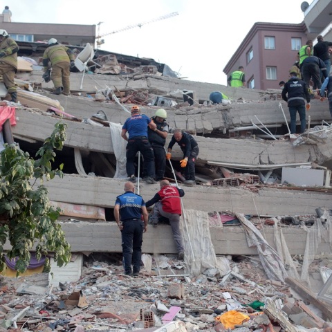 Νεκροί και καταστροφές από τον σεισμό στη Σμύρνη 