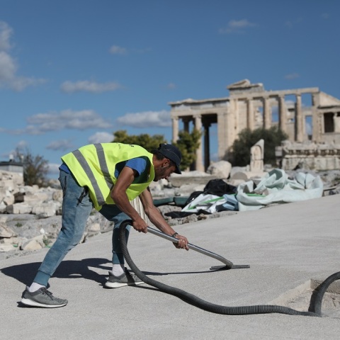 Έργα στον ιερό βράχο της Ακρόπολης