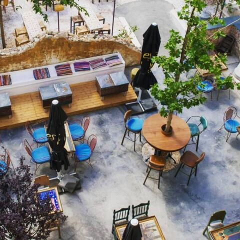 Η αυλή της Μαντανίας