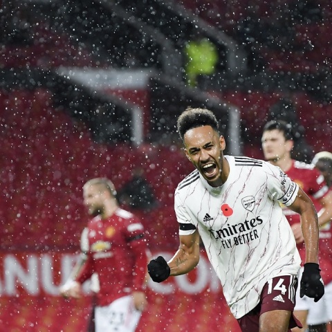 Premier League: Με πέναλτι του Αουμπεμαγιάνγκ, η Άρσεναλ «άλωσε» το «Όλντ Τράφορντ» και επιβλήθηκε της Μάντσεστερ Γιουνάιτεντ με 1-0.