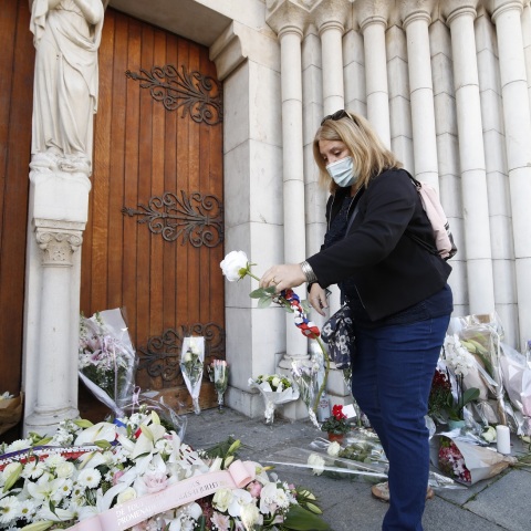 Υπό κράτηση έχουν τεθεί έξι ύποπτοι για τη φονική επίθεση με μαχαίρι στη Νοτρ Νταμ της Νίκαιας, συνεχίζονται οι έρευνες των γαλλικών αρχών
