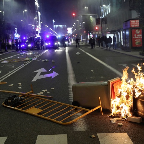 Ισπανία – κορωνοϊός: Βανδαλισμοί και λεηλασίες κατά τη διάρκεια διαμαρτυριών κατά των περιοριστικών μέτρων που επιβλήθηκαν για να αναχαιτιστεί η πανδημία