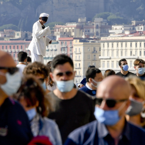Νέα μέτρα αναμένεται να ανακοινωθούν από την κυβέρνηση του Τζουζέπε Κόντε στην Ιταλία, όπου σήμερα καταγράφηκαν 29.907 κρούσματα κορωνοϊού 