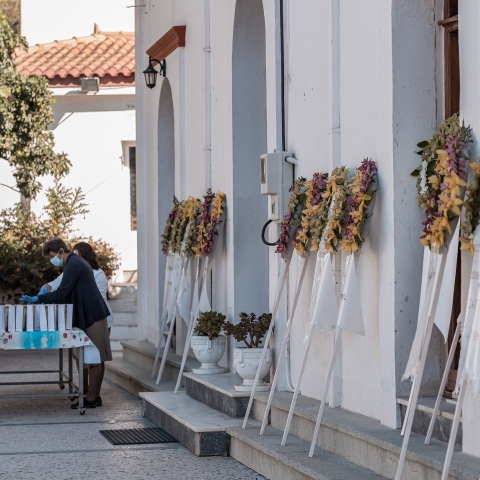 Συγγενείς, φίλοι, συμμαθητές και καθηγητές αποχαιρέτησαν τον 17χρονο μαθητή που έχασε τη ζωή του μετά τον σεισμό των 6,7 Ρίχτερ στη Σάμο