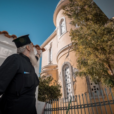 Τελέστηκε σήμερα στη Σάμο η κηδεία της 15χρονης Κλαίρης, που έχασε τη ζωή της μαζί με τον 17χρονο Άρη μετά τον σεισμό των 6,7 Ρίχτερ που έπληξε το νησί