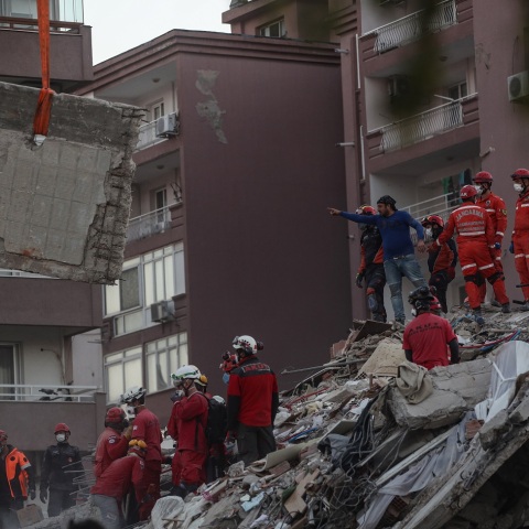42 νεκροί, σχεδόν 900 τραυματίες εξαιτίας του σεισμού της Παρασκευής που συγκλόνισε την Τουρκία – Συνεχίζεται η μάχη των διασωστών στα συντρίμμια