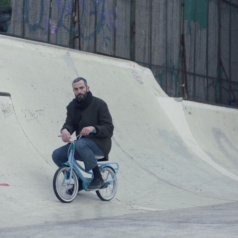 Ο Άρης Σερβετάλης στην ταινία Μήλα του Χρήστου Νίκου