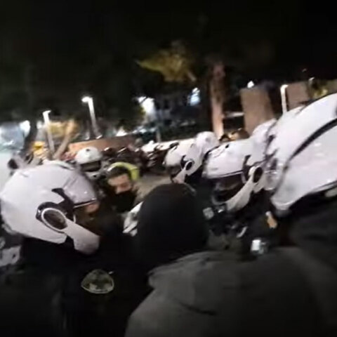 Αστυνομικοί συγκρούονται με διαδηλωτές που διαμαρτύρονται για το ολικό lockdown στη Θεσσαλονίκη