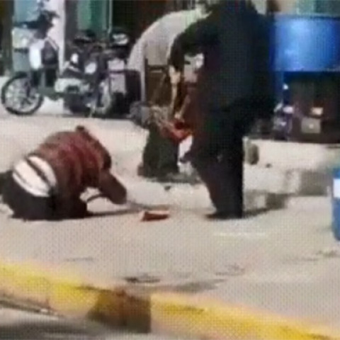 Κίνα: Ξυλοκόπησε μέχρι θανάτου τη σύζυγό του μέσα στο δρόμο