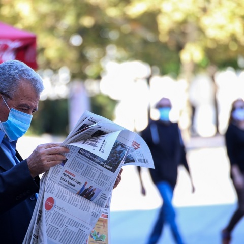 Πολίτες με μάσκα στους δρόμους της Λάρισας