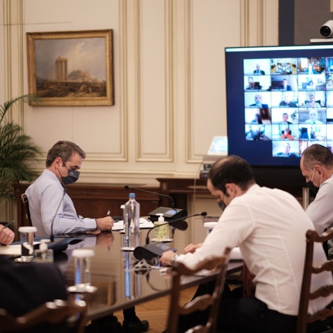 Ο Κυριάκος Μητσοτάκης στην τηλεδιάσκεψη με τους πρυτάνεις