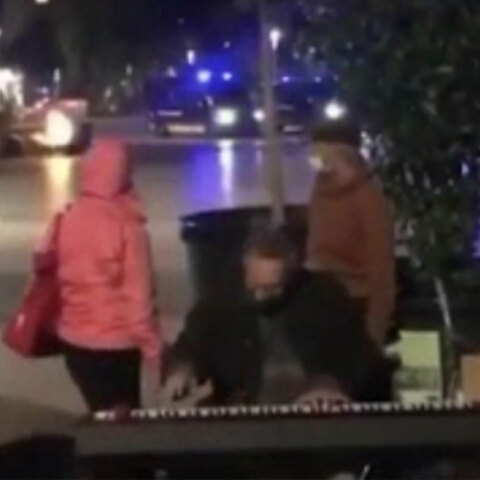 Πιανίστας στη Βαρκελώνη παίζει μουσική στο πιάνο και πίσω του έχουν ξεσπάσει βίαια επεισόδια