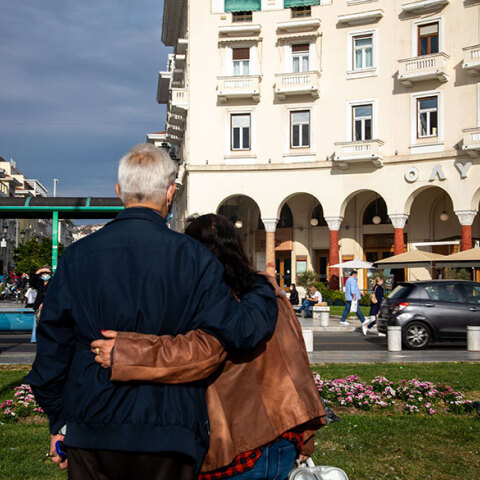 Εικόνα από τη Θεσσαλονίκη με πολίτες να κυκλοφορούν με μάσκα για τον κορωνοϊό