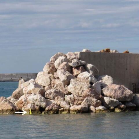  Μόνιμη  τεκτονική  ανύψωση  στο  λιμάνι  Καρλοβασίου