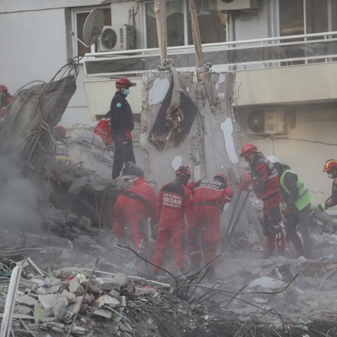 Έρευνες για τον εντοπισμό επιζώντων στα συντρίμμια κτιρίων στη Σμύρνη