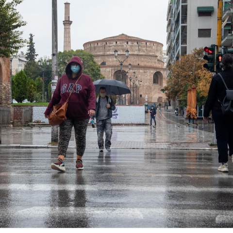 Πολίτες με μάσκα στην Θεσσαλονίκη