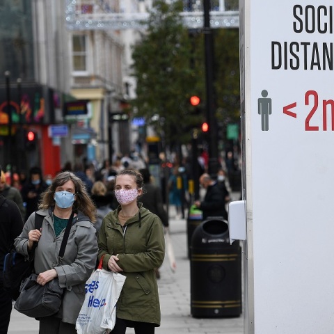 Πολίτες με μάσκα στην Βρετανία