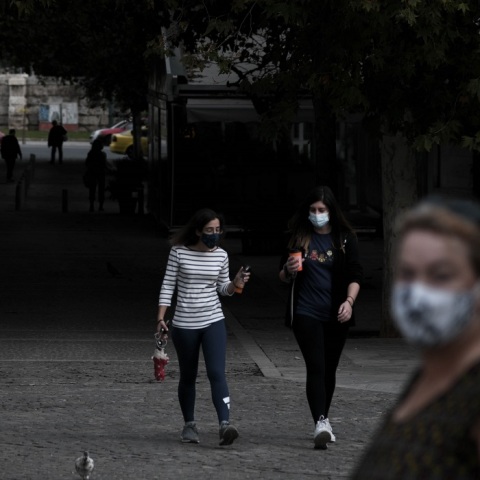 Πολίτες με μάσκα στην Διονυσίου Αρεοπαγίτου