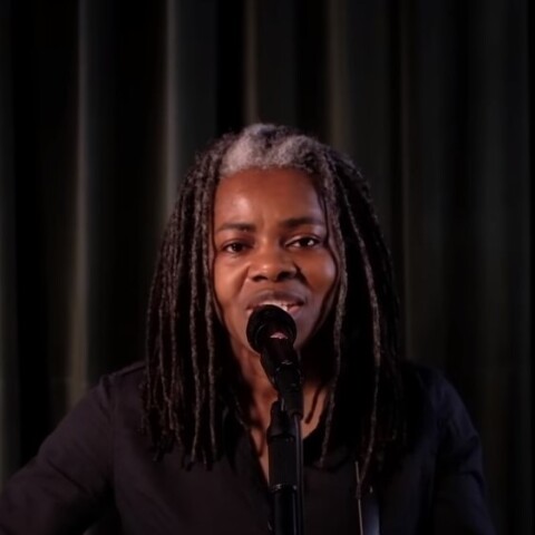 Η Τρέισι Τσάπμαν τραγουδάει στην τηλεόραση πριν τις εκλογές