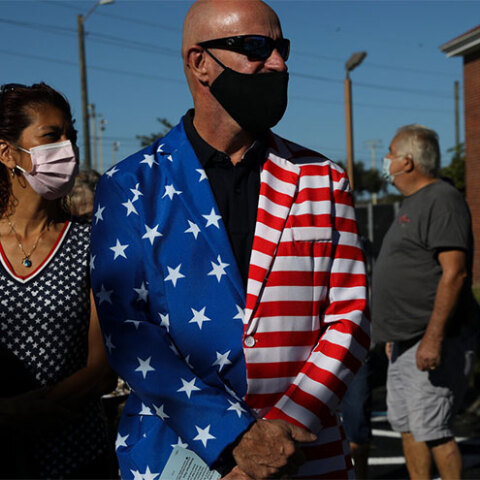 Αμερικανικές εκλογές 2020: Αμερικανοί ψηφοφόροι έξω από εκλογικό κέντρο