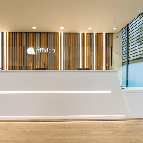 Όμιλος Affidea, εικόνα γραμματείας με φωτεινή επιγραφή Affidea στο πίσω μέρος