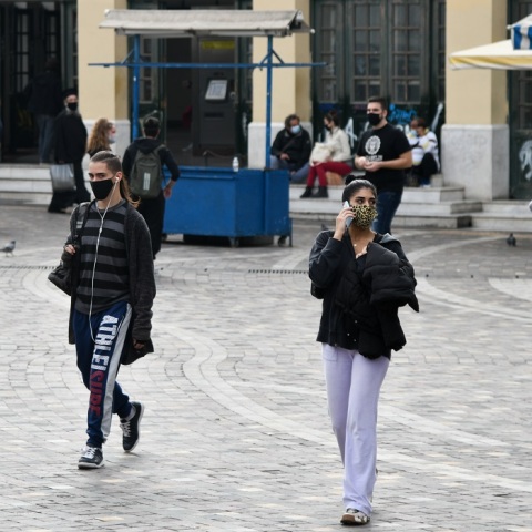 Πολίτες με μάσκα στην πλατεία Μοναστηρακίου