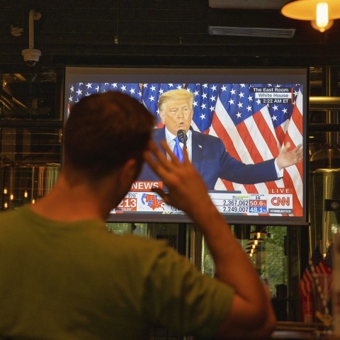 Τηλεθεατές παρακολουθούν δηλώσεις του Ντόναλντ Τραμπ