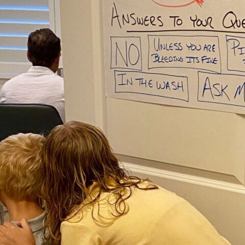 Μπαμπάς σε τηλεργασία συμμετέχει σε μίτινγκ την ώρα που τα παιδιά είναι στο σπίτι