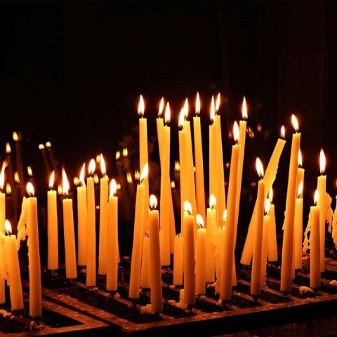 Κεριά σε εκκλησία