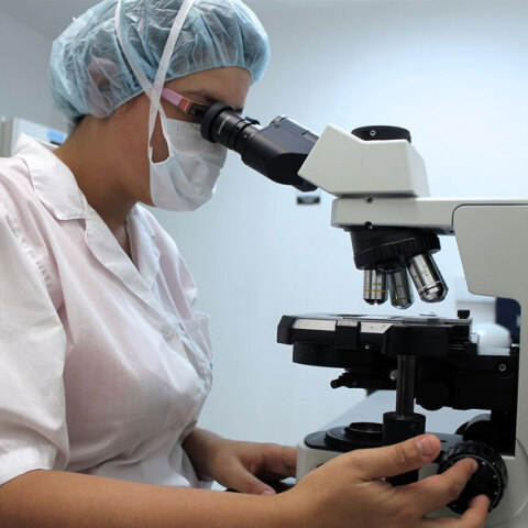 Εργαζόμενη σε μικροβιολογικό εργαστήριο