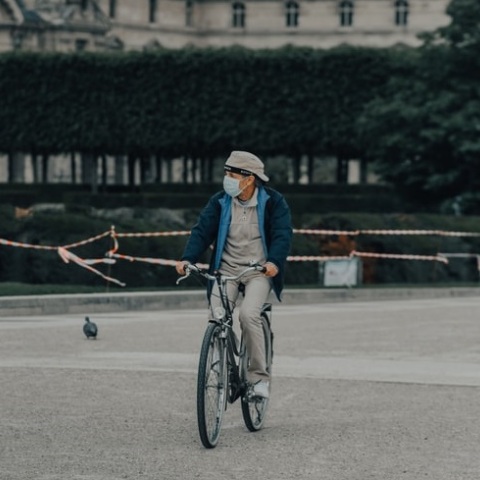 Πολίτης με μάσκα στη Γαλλία