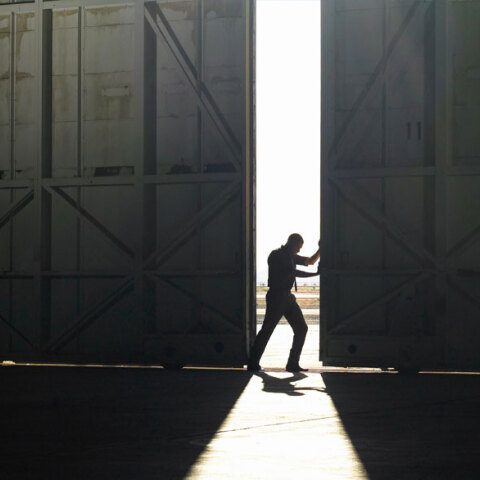 Άνδρας ανοίγει την πόρτα σε αποθήκη