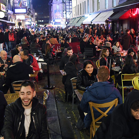 Βρετανία-lockdown: Συνωστισμός για το «τελευταίο» ποτό 