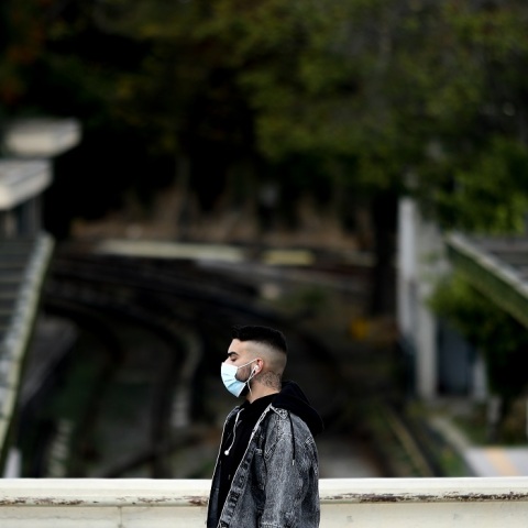 Πολίτες με μάσκα στους δρόμους της Αθήνας