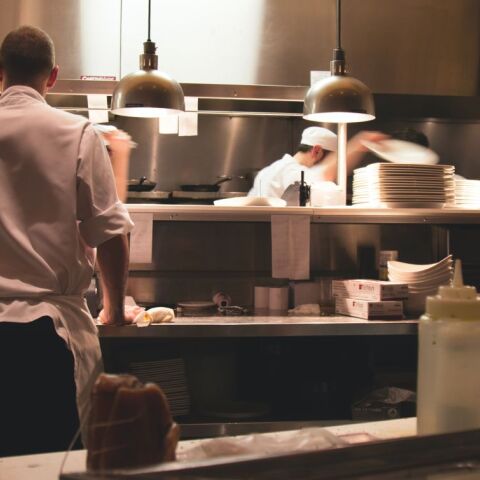 Σεφ σε επαγγελματική κουζίνα