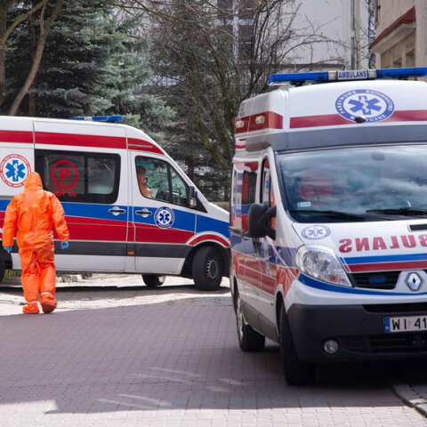 Ασθενοφόρα στην Πολωνία για τη μεταφορά ασθενών με κορωνοϊό
